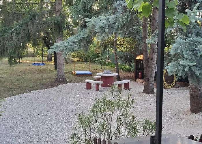 Tuenderkert * Lakitelek